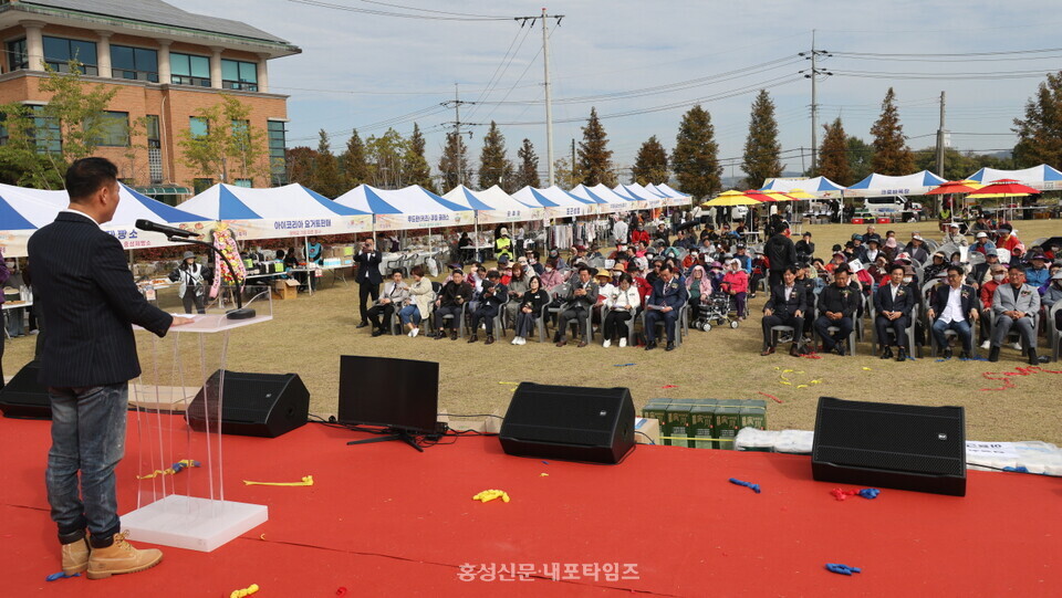 신동철 축제 추진위원장이 환영사를 하고 있다.