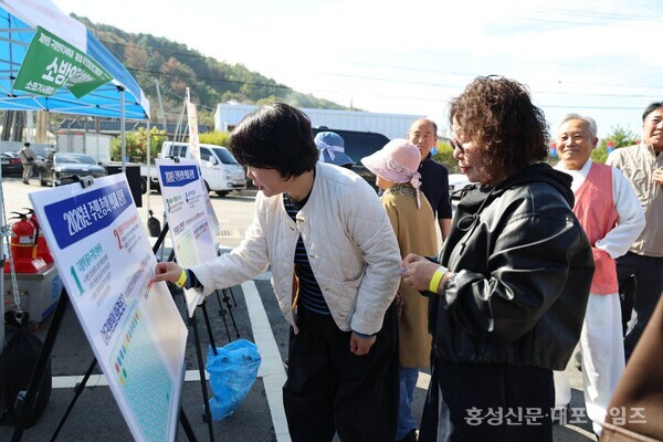 구항면 주민들이 주민총회 의제에 투표하고 있다. 