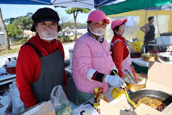 구항면농촌지도자회가 축제에서 메기요리 선보였다. 