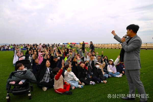 놀궁리축제에서 총상금 300만원이 걸린 가위바위보대회가 진행됐다. 