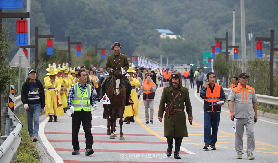 승전 퍼레이드가 김좌진 장군 생가지로 들어오고 있다.