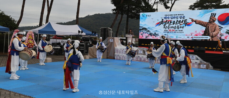 청산리전투 전승 기념 축제의 흥을 돋운 풍물 공연.