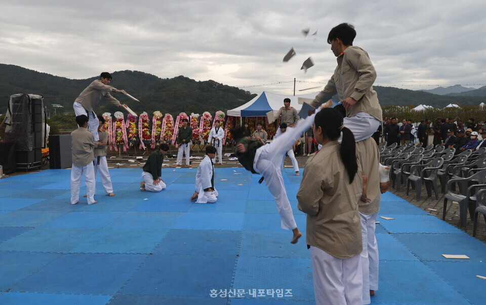 청산리전투 전승 기념 축제와 정말 잘 어울린 태권도 시범.