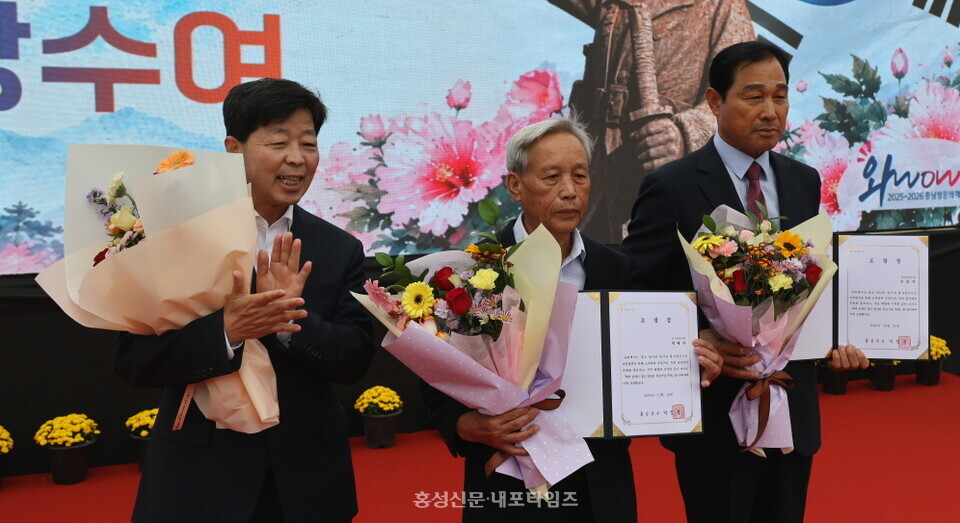 박정주 군수가 표창 시상 후 기념촬영을 하고 있다.