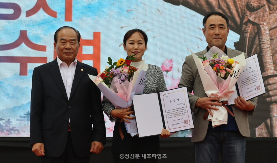 박만 군의장이 표창 시상 후 기념촬영을 하고 있다.