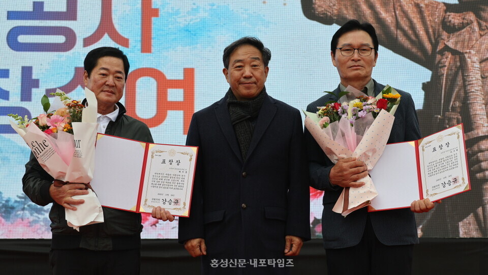 강승규 국회의원이 표창 시상 후 기념촬영을 하고 있다.