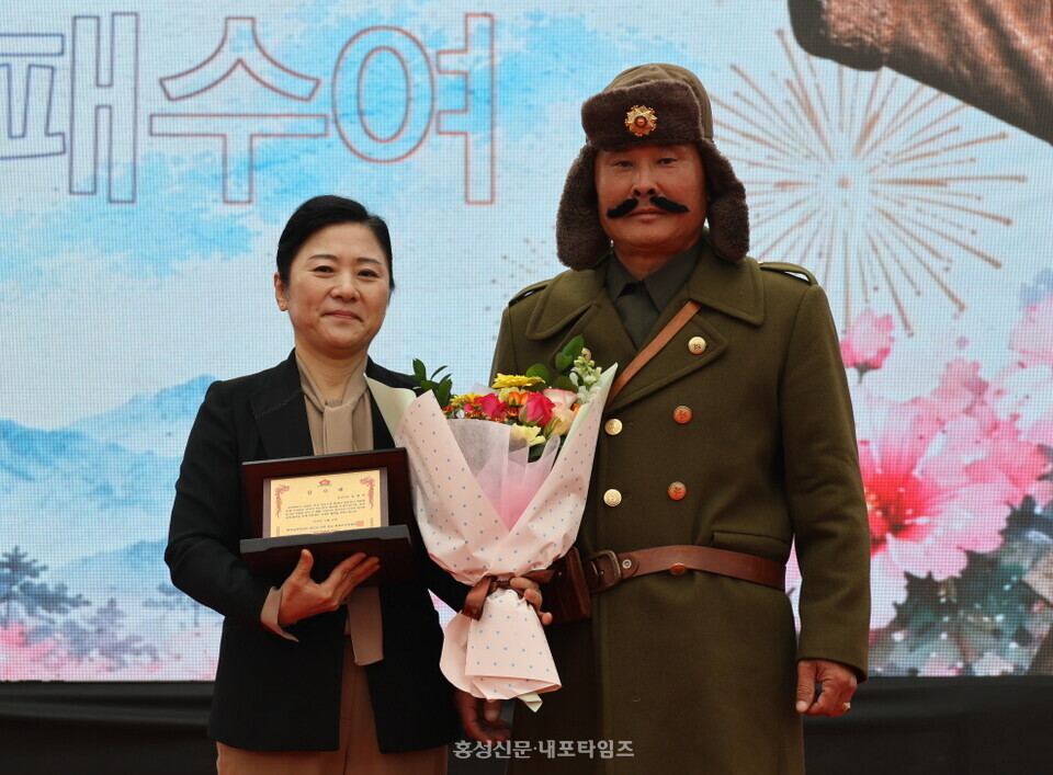 최인규 축제 추진위원장과 감사패를 받은 송병숙 전 갈산부면장.
