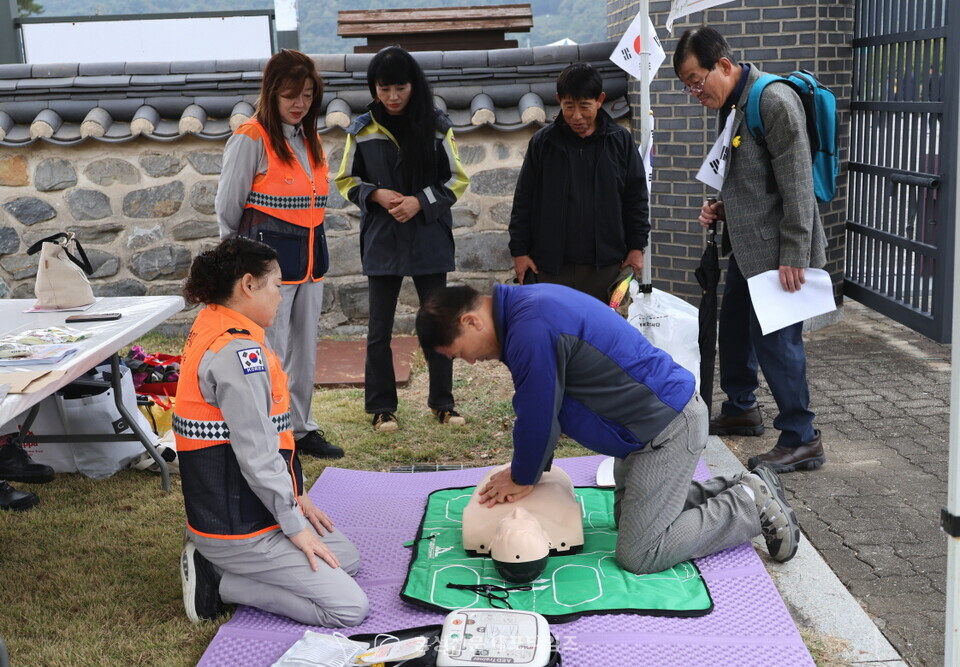 축제 현장에서 진행된 심폐소생술 체험 모습.