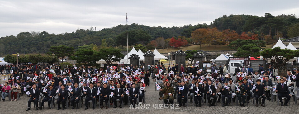 축제 참가자들이 김좌진 장군 생가지를 배경으로 기념촬영을 하고 있다.