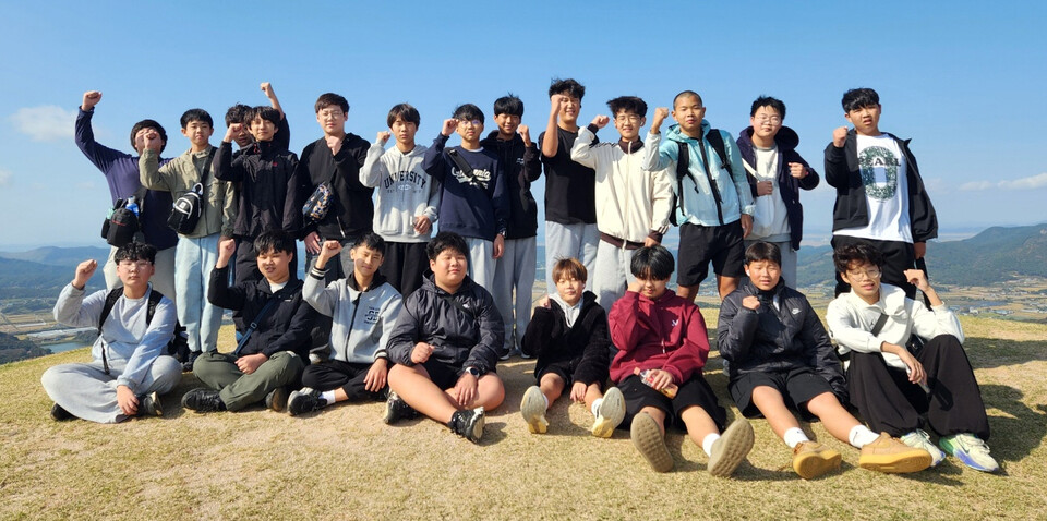 백월산 정산에 오른 홍주중 1학년 학생들. 사진=홍주중