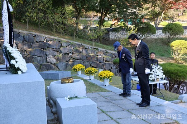 한국자유총연맹 홍성군지회 이은영 회장과 오영석 유족대표가 충령탑에 헌화분향 후 묵념하고 있다. 