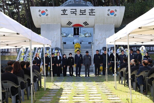 한국자유총연맹 홍성군지회 관계자들이 헌화분향 후 목례하고 있다. 