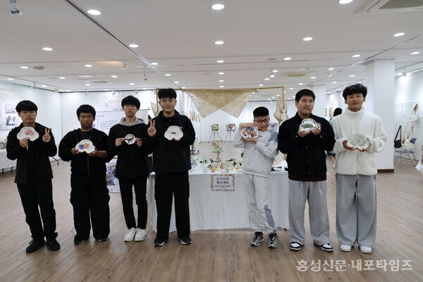 홍성중학교 특수학급 학생들은 제7회 들락날락 작품 전시회에서 도자기 작품을 전시했다. 