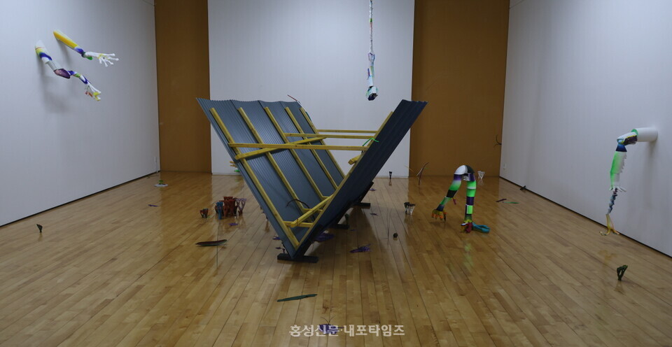 이응노의 집 3전시실을 채운 김윤호 작가의 작품.