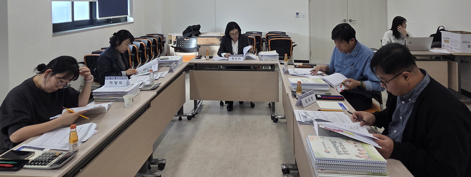 홍성군 열린어린이집 선정심사위원들이 어린이집 운영 실적과 부모 참여 프로그램 등을 심사하고 있다. 사진=홍성군