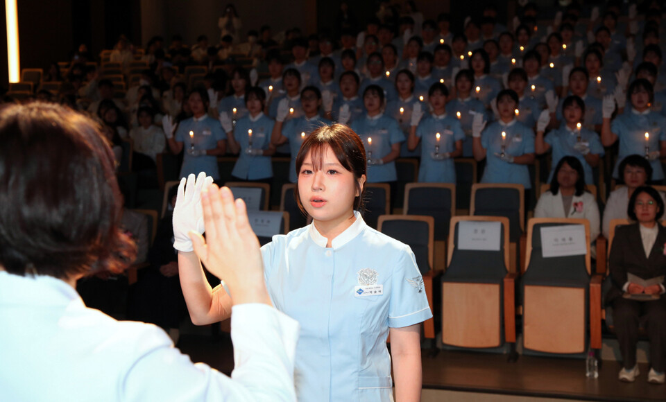 박솔비 학생이 대표로 나서서 나이팅게일 선서를 하고 있다. 사진=청운대